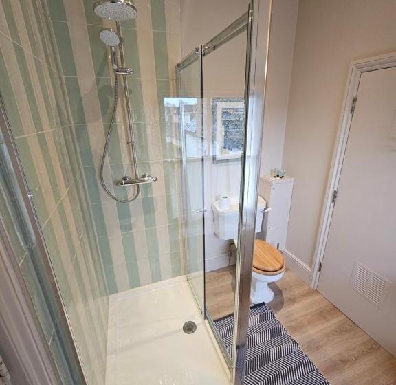 בית מלון כפרי The Golden Cross