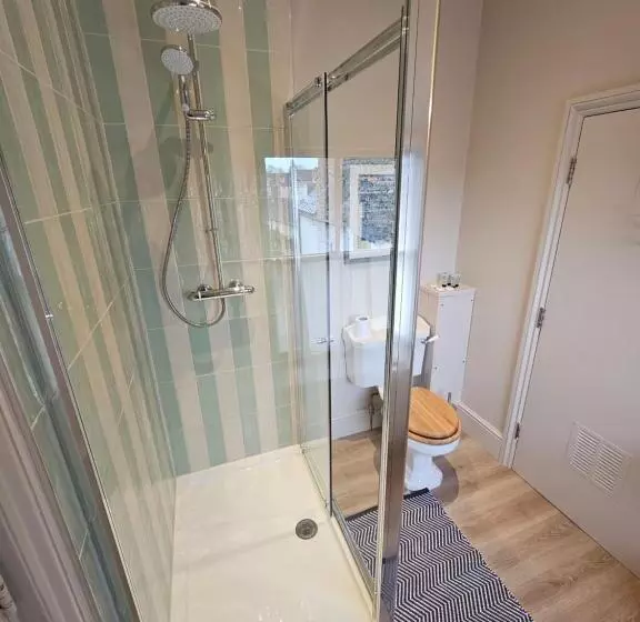 هتل The Golden Cross