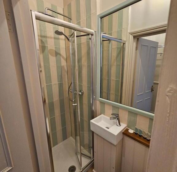 בית מלון כפרי The Golden Cross