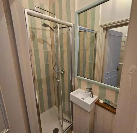 هتل The Golden Cross