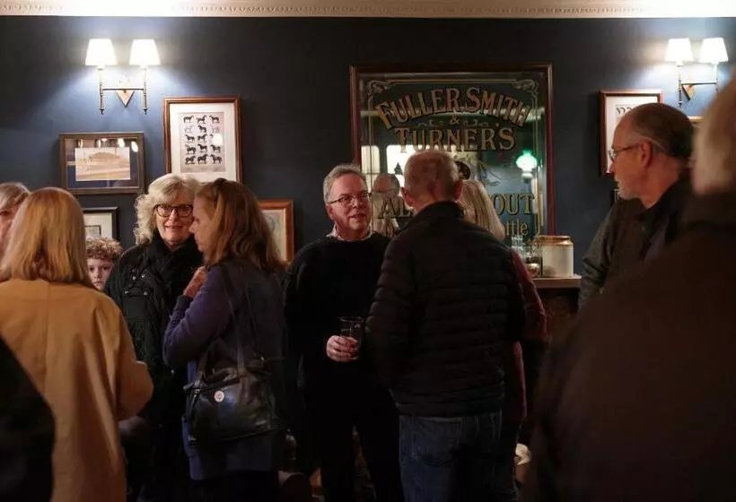 호텔 The Three Horseshoes East Worldham