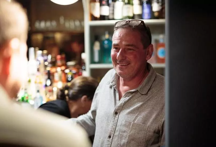 호텔 The Three Horseshoes East Worldham