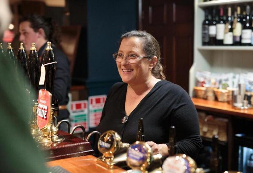 בית מלון כפרי The Three Horseshoes East Worldham