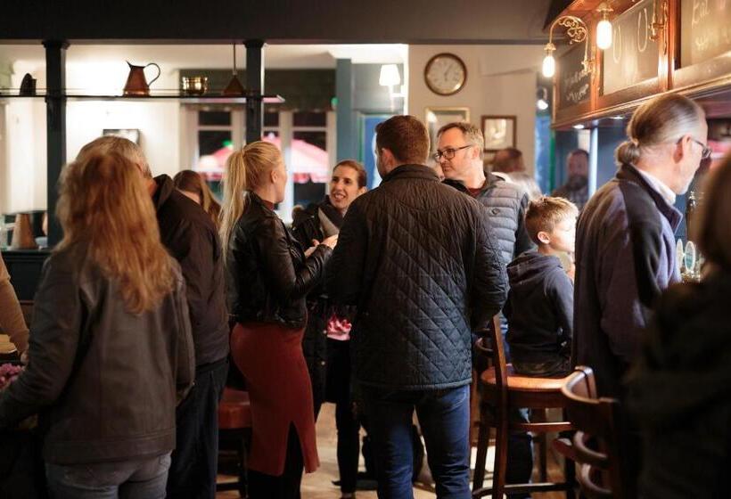 בית מלון כפרי The Three Horseshoes East Worldham