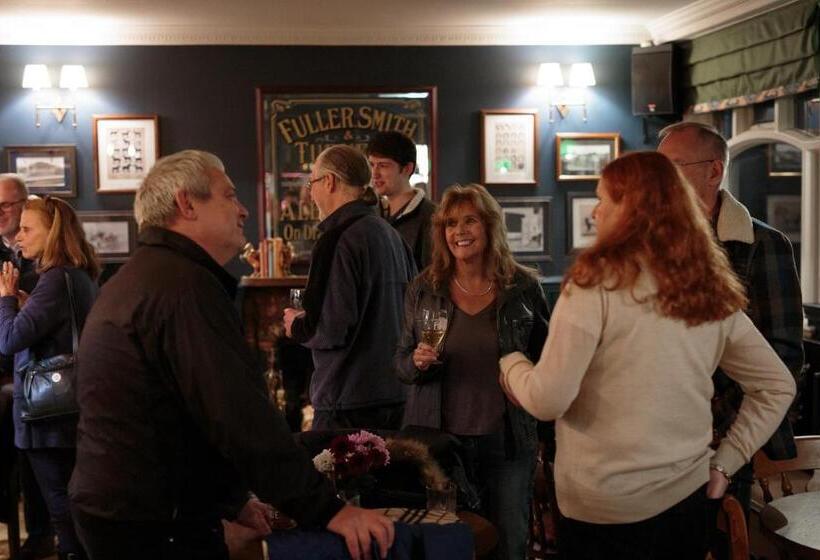 בית מלון כפרי The Three Horseshoes East Worldham