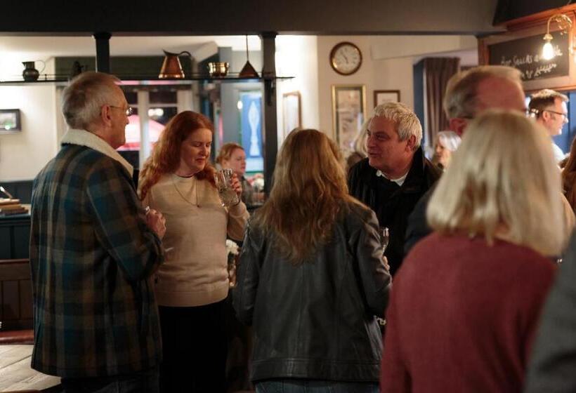 בית מלון כפרי The Three Horseshoes East Worldham