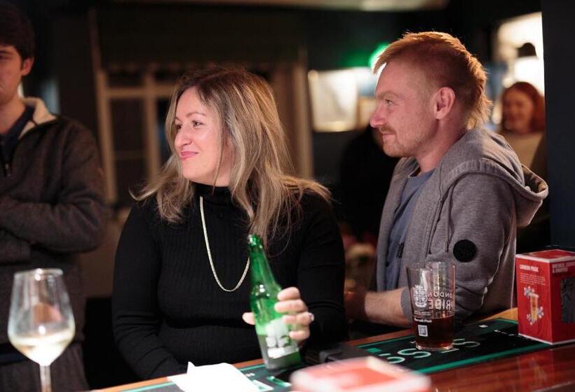 בית מלון כפרי The Three Horseshoes East Worldham