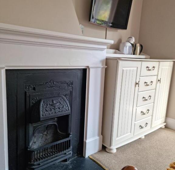 בית מלון כפרי The Three Horseshoes East Worldham