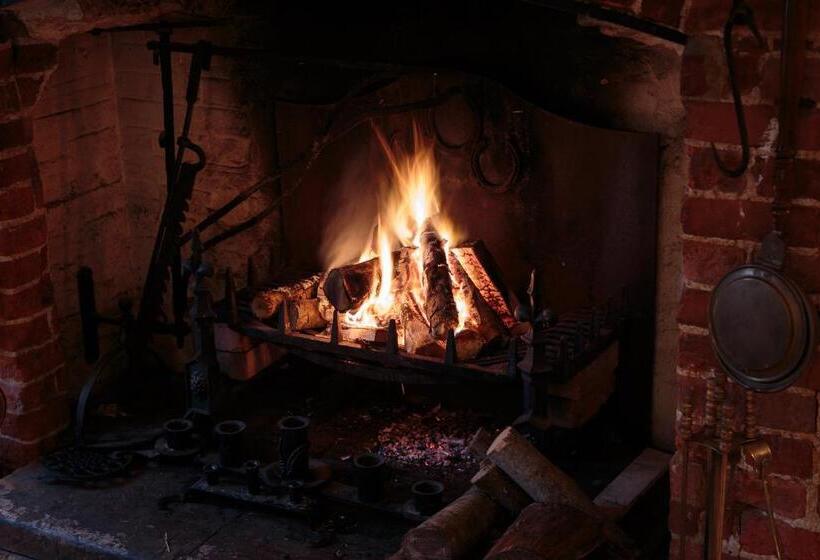 בית מלון כפרי The Three Horseshoes East Worldham