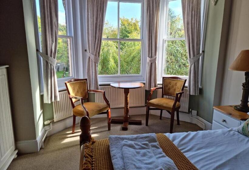 בית מלון כפרי The Three Horseshoes East Worldham