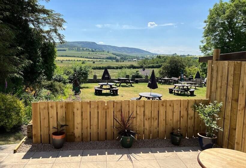 Отель Three Wheat Heads