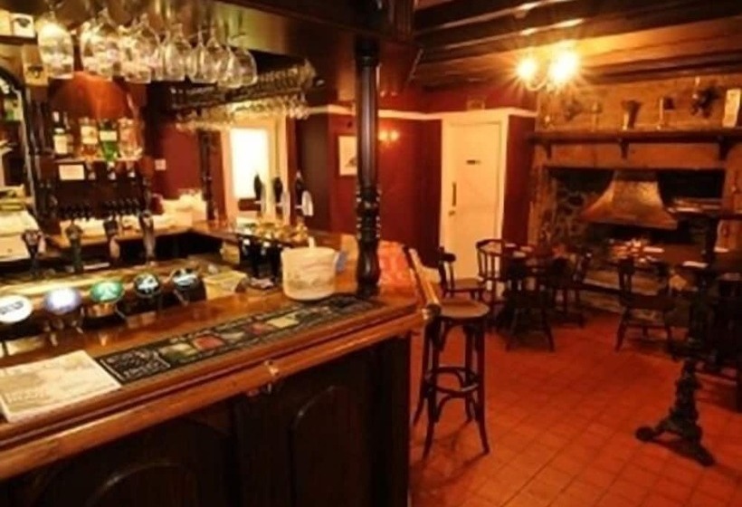 Отель Three Wheat Heads