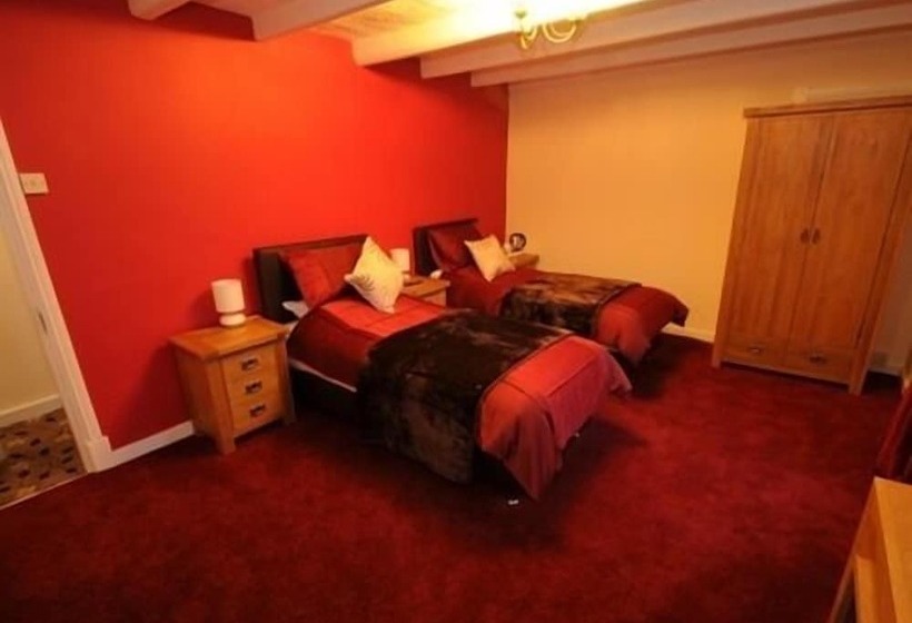 Отель Three Wheat Heads