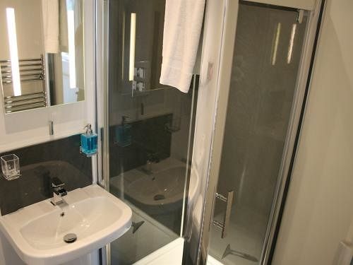 פנסיון Overcliff Lodge