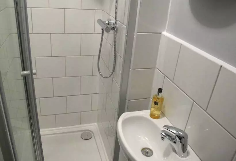 بنسيون Stone S Throw Guesthouse