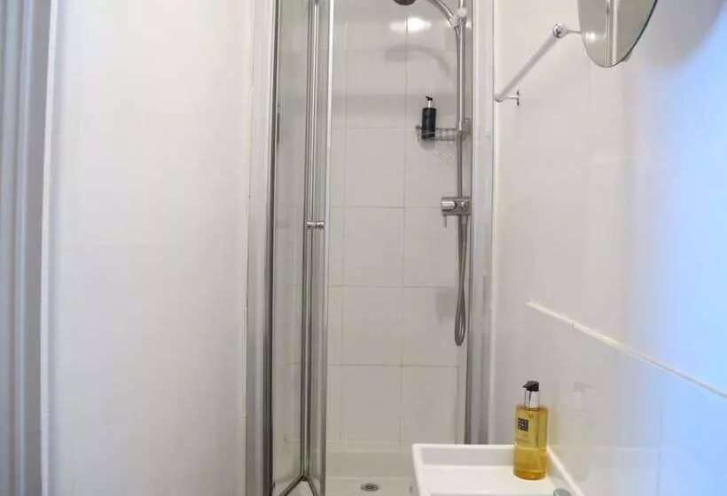 بنسيون Stone S Throw Guesthouse