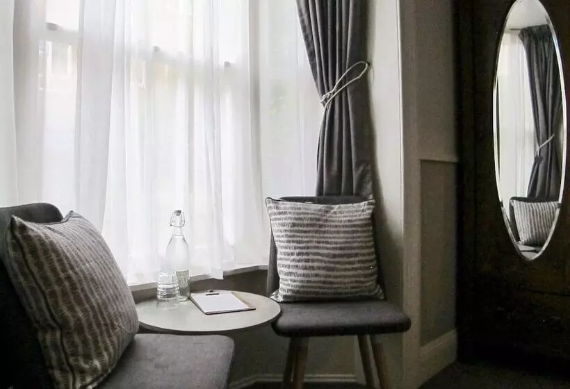 بنسيون Stone S Throw Guesthouse