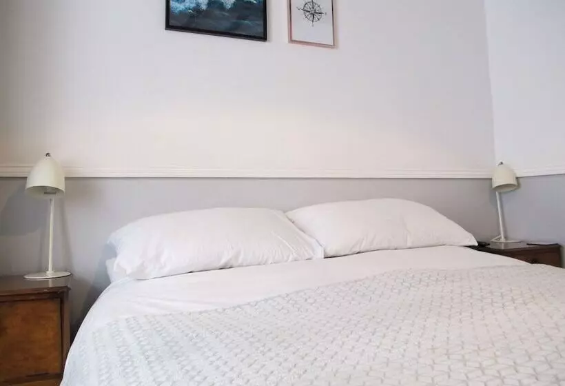 بنسيون Stone S Throw Guesthouse