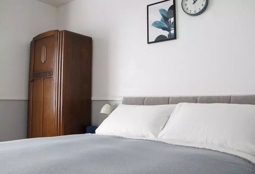 بنسيون Stone S Throw Guesthouse