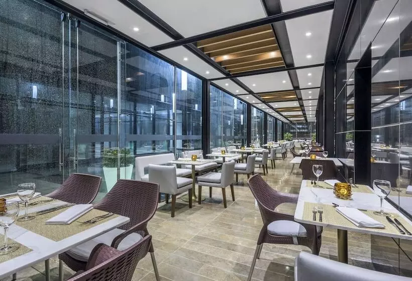 هتل Courtyard By Marriott Bogota Airport