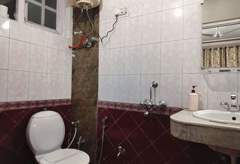 فندق Snow Crest Inn