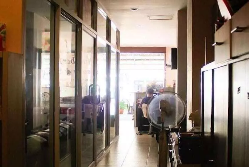 호텔 Number 1 Guesthouse & Restaurant