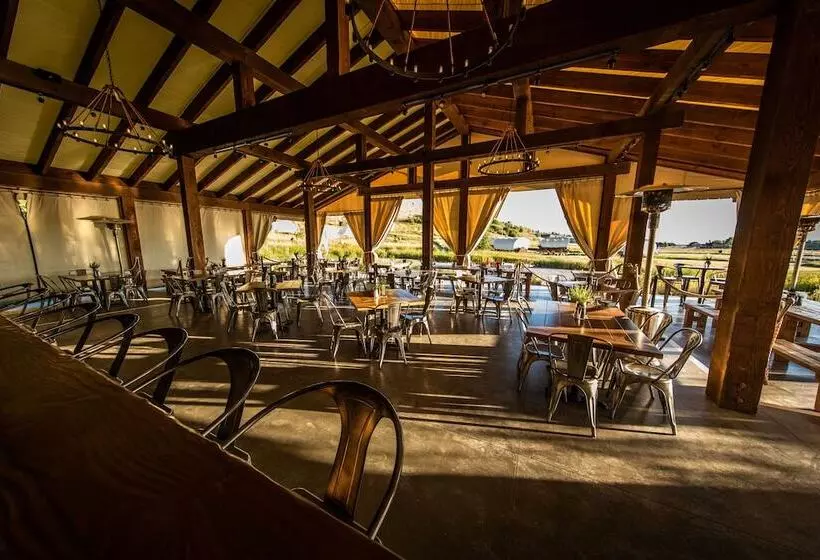 فندق ريفى Conestoga Ranch