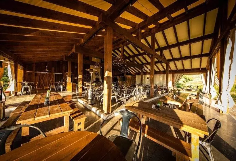 فندق ريفى Conestoga Ranch