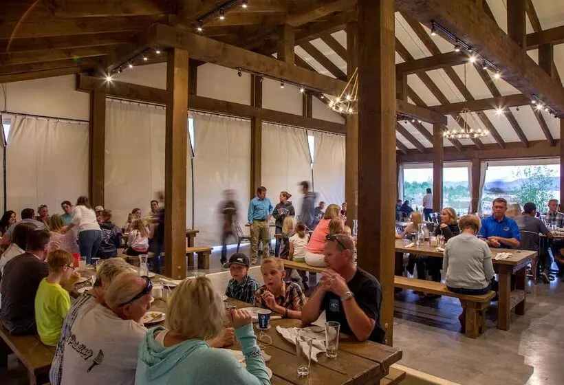 فندق ريفى Conestoga Ranch