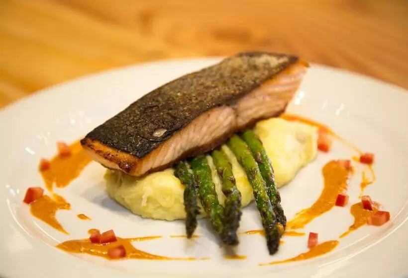 فندق ريفى Conestoga Ranch