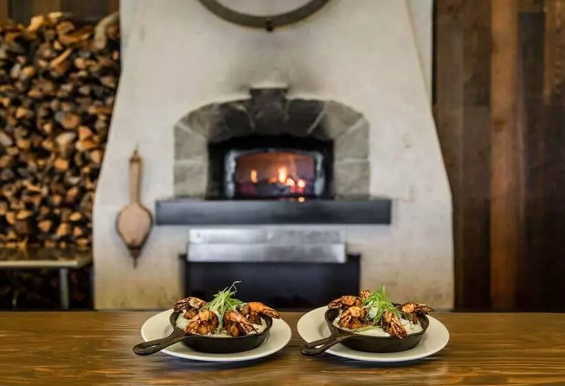 فندق ريفى Conestoga Ranch