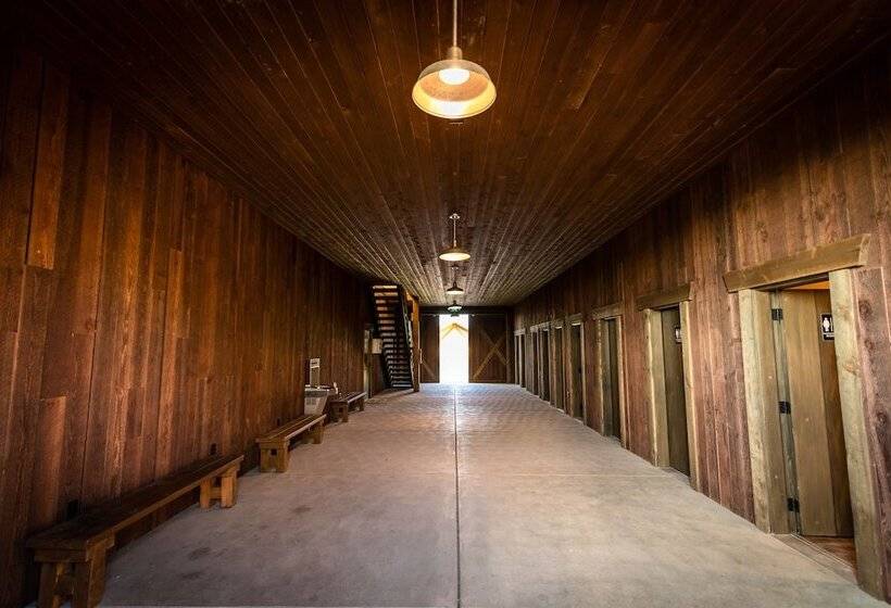 فندق ريفى Conestoga Ranch