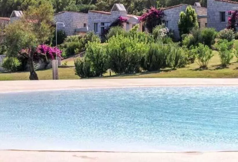 هتل Cala Sinzias Resort