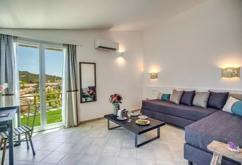 هتل Cala Sinzias Resort