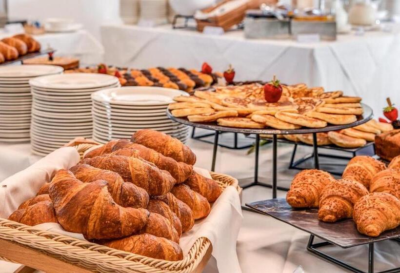 Отель Cala Sinzias Resort