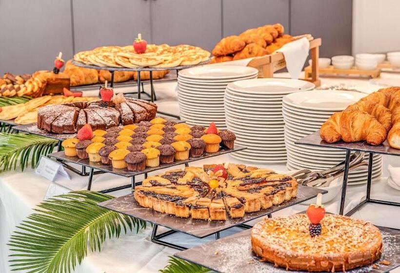 Отель Cala Sinzias Resort