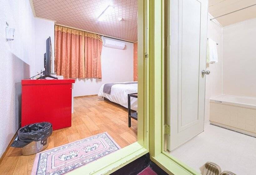 פנסיון Jeju Baekrokdam