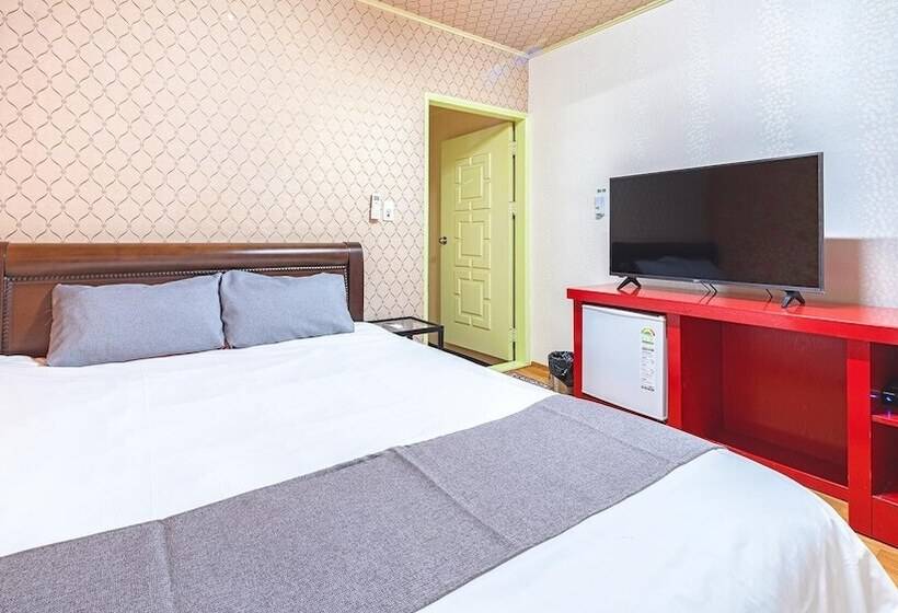 פנסיון Jeju Baekrokdam