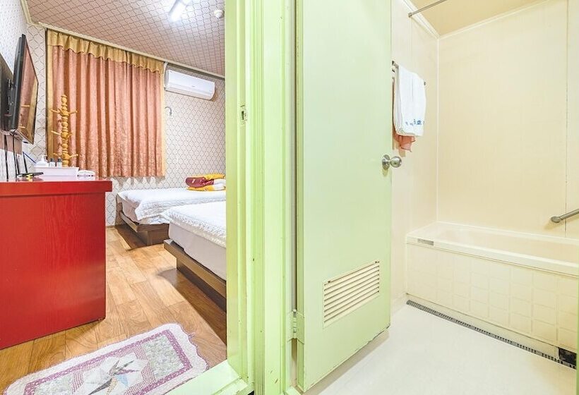 פנסיון Jeju Baekrokdam