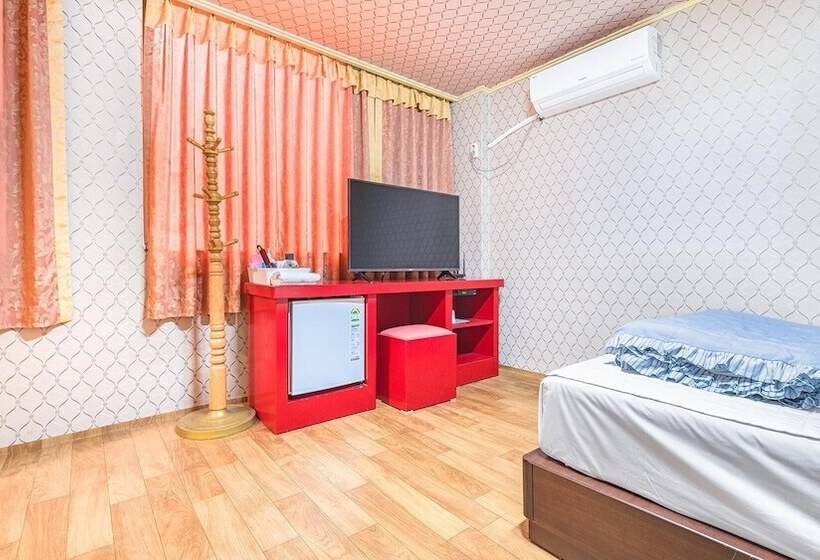 פנסיון Jeju Baekrokdam