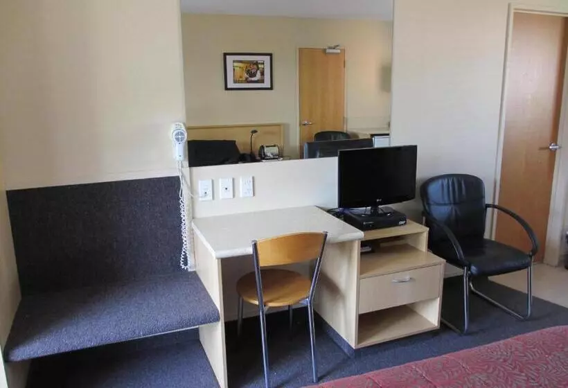 فندق على الطريق Alhambra Oaks Motor Lodge