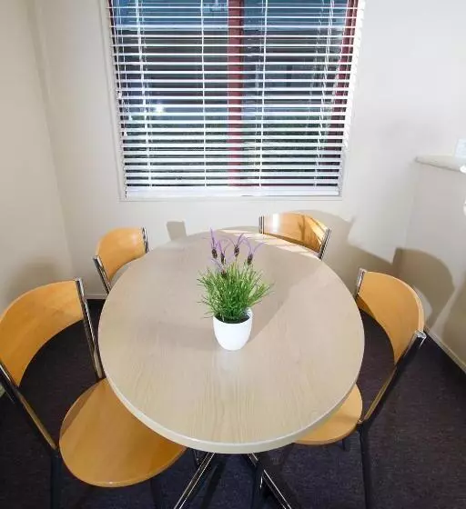 فندق على الطريق Alhambra Oaks Motor Lodge