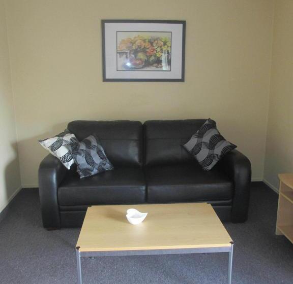 فندق على الطريق Alhambra Oaks Motor Lodge