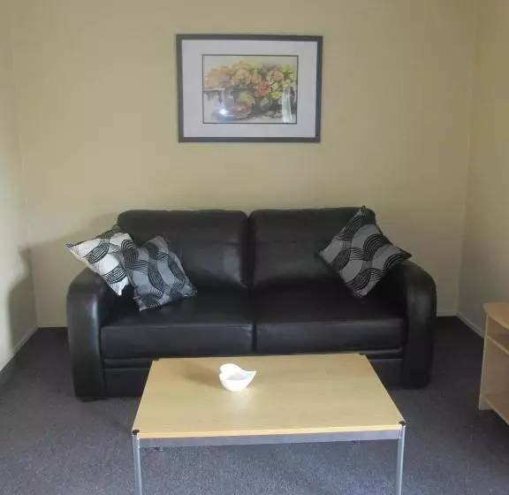 فندق على الطريق Alhambra Oaks Motor Lodge