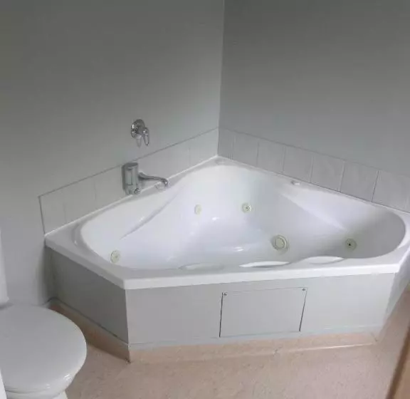 فندق على الطريق Alhambra Oaks Motor Lodge