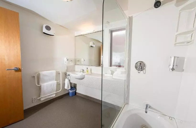 فندق على الطريق Alhambra Oaks Motor Lodge