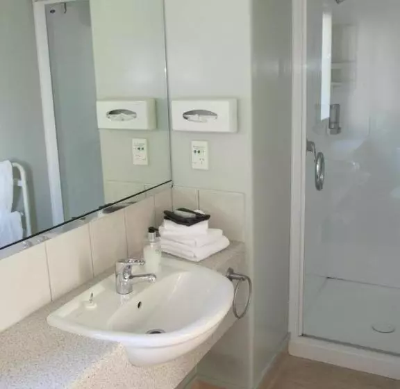 فندق على الطريق Alhambra Oaks Motor Lodge