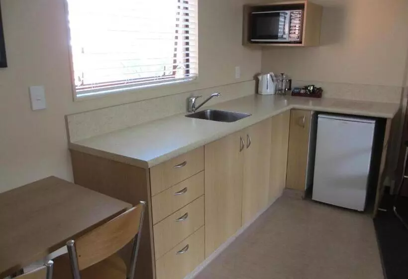 فندق على الطريق Alhambra Oaks Motor Lodge