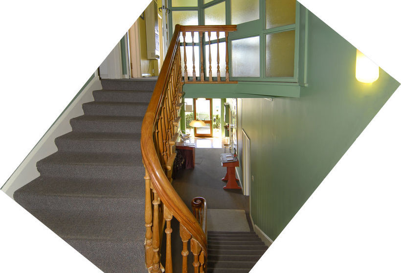 Tamara Riverside Lodge  Hostel/backpacker