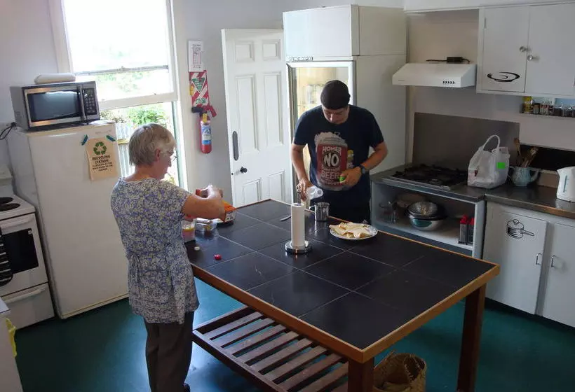 Tamara Riverside Lodge  Hostel/backpacker